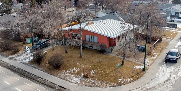 Property Photo:  3913/3915 Spruce Drive SW  AB T3C 3A9 