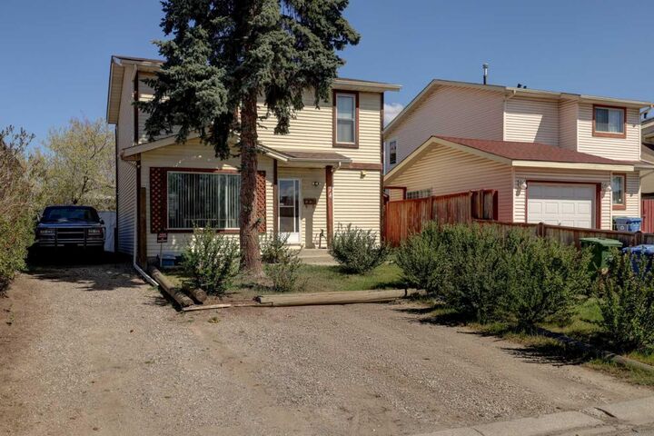 Photo de la propriété:  74 Aberdare Way NE  AB T2A 6V5 