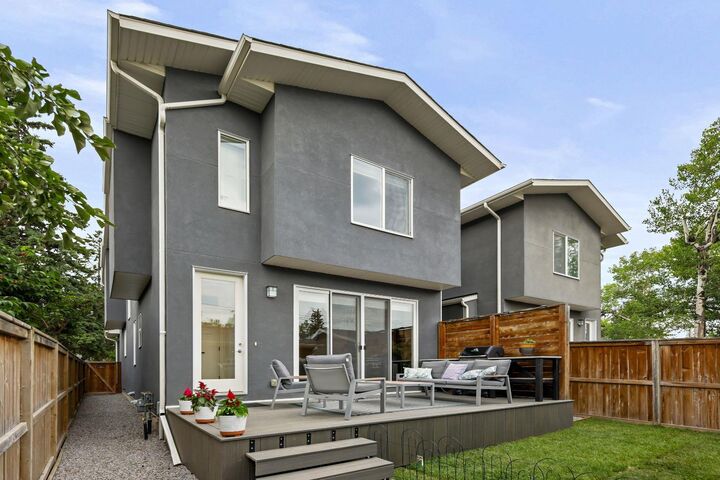 Property Photo:  2832 42 Street SW  AB T3E 3M1 