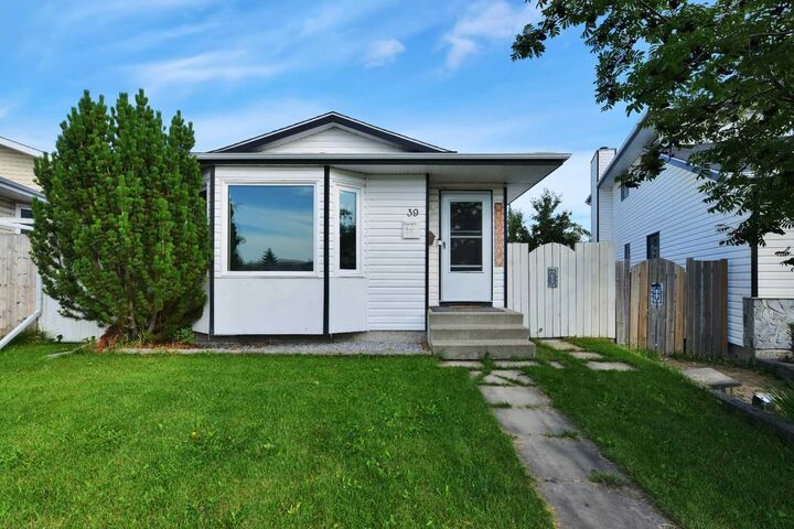 39 Elliot Crescent  Red Deer AB T4R 2J7 photo