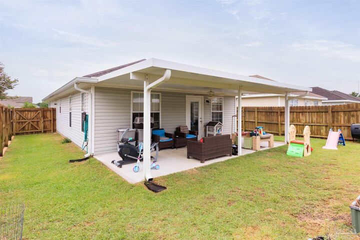 Property Photo: 5527 Sea Spray Ct FL 32563