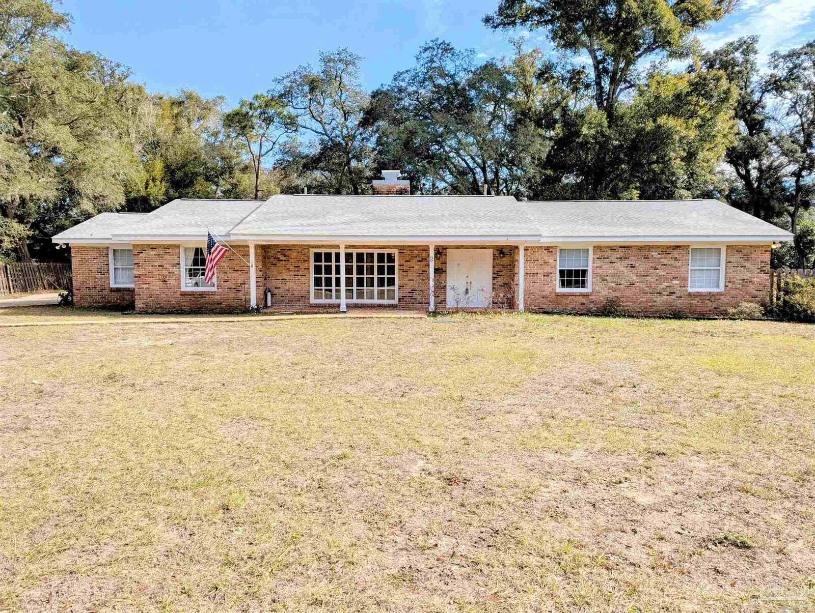 Property Photo: 2 Manor Dr FL 32507