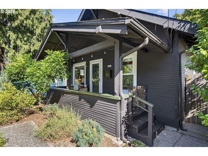 Property Photo:  5423 SE Insley St  OR 97206 