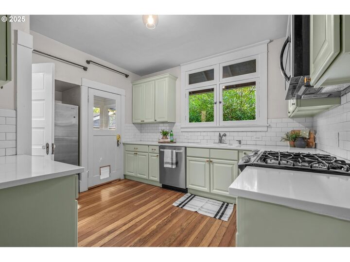 Property Photo: 2438 NE 7th Ave OR 97212