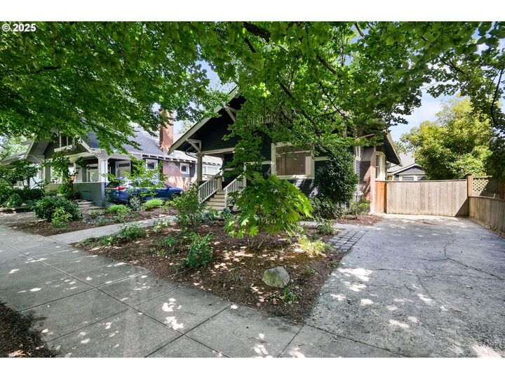 Property Photo:  2438 NE 7th Ave  OR 97212 