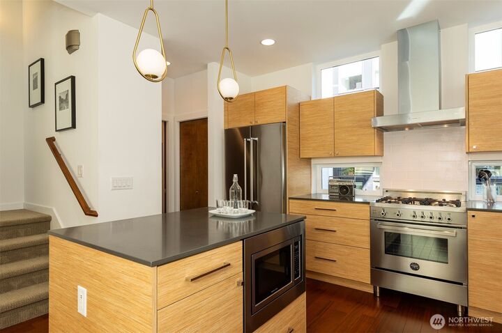 Property Photo:  1142  10th Avenue E A  WA 98102 