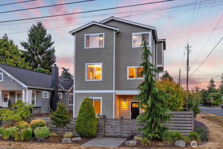 Property Photo:  501 N 101st Street  WA 98133 