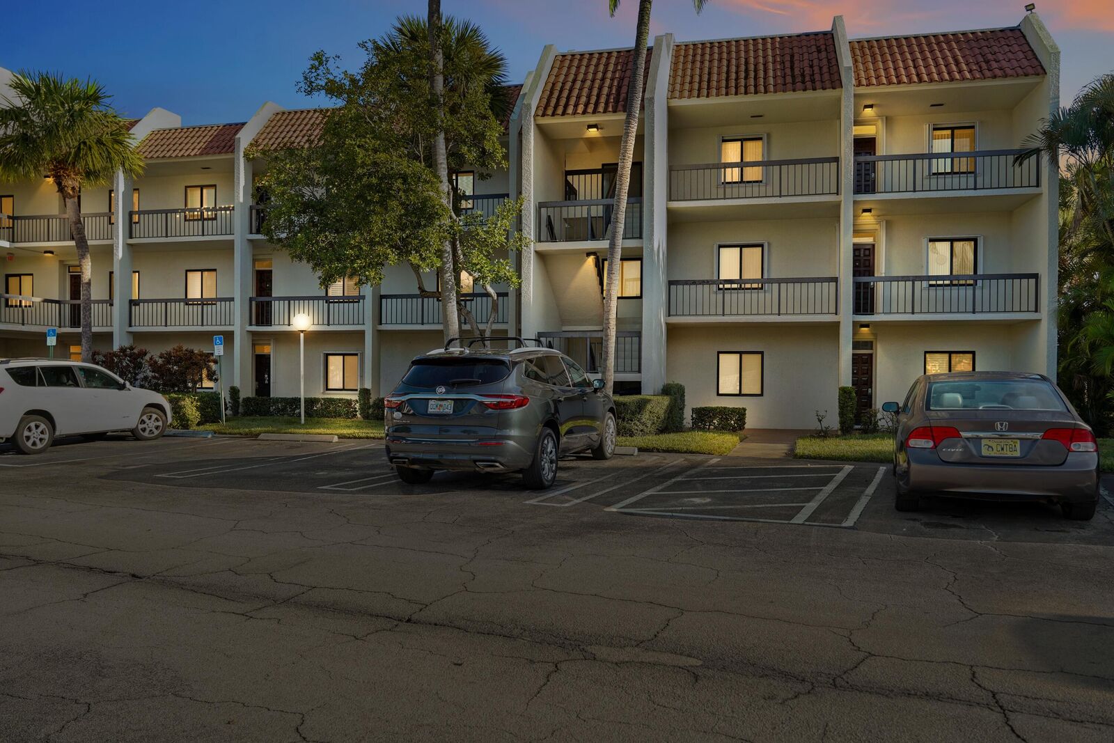 Property Photo:  2550 Presidential 106 Way 106  FL 33401 