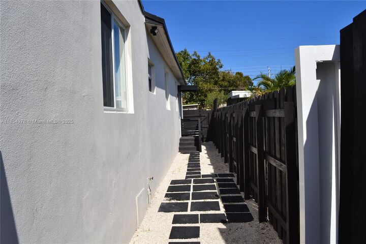 Property Photo: 621 SW 60th Ct 1 FL 33144