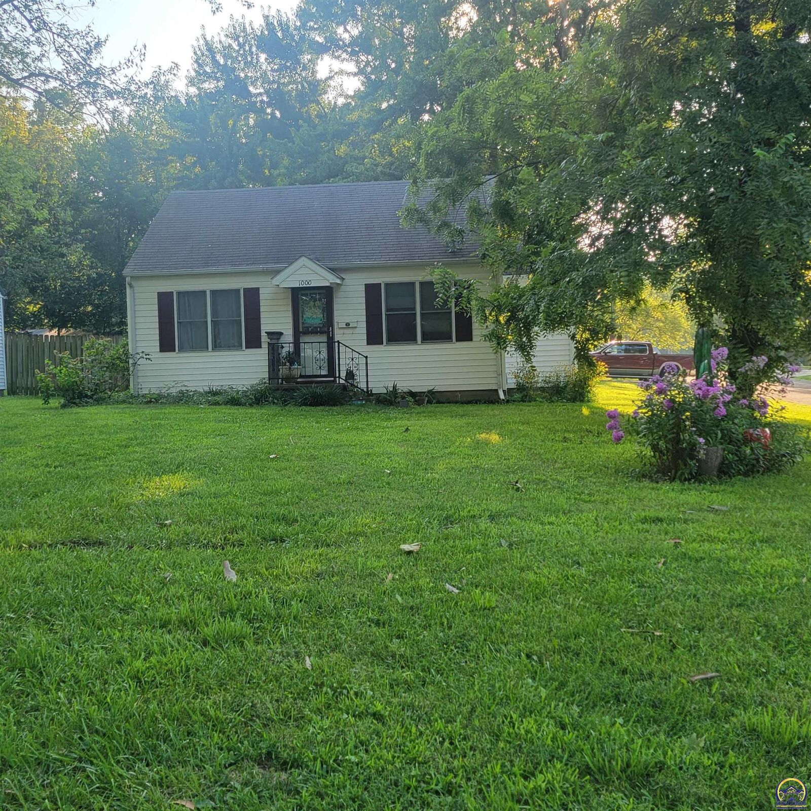 Property Photo:  1000 Walnut St  KS 66088 