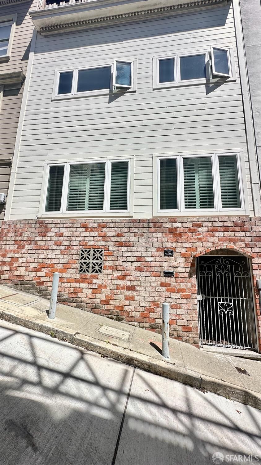 Property Photo: 52 Genoa Place CA 94133