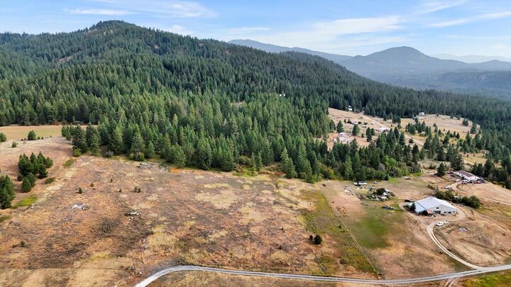 Property Photo:  5080 Sandifur Way  WA 99006 