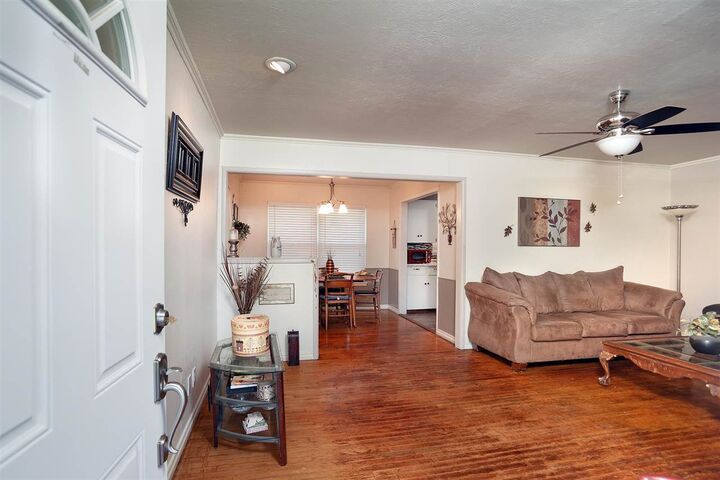 Property Photo: 914 W Preston Avenue OK 74075