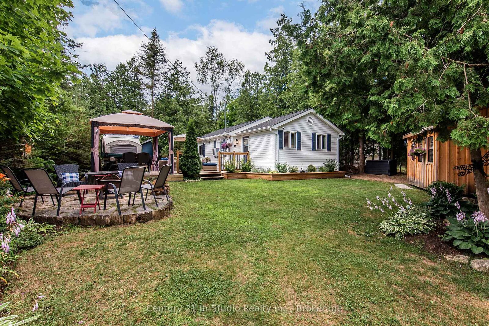 Property Photo:  2 Hamilton Place  ON N0H 2G0 