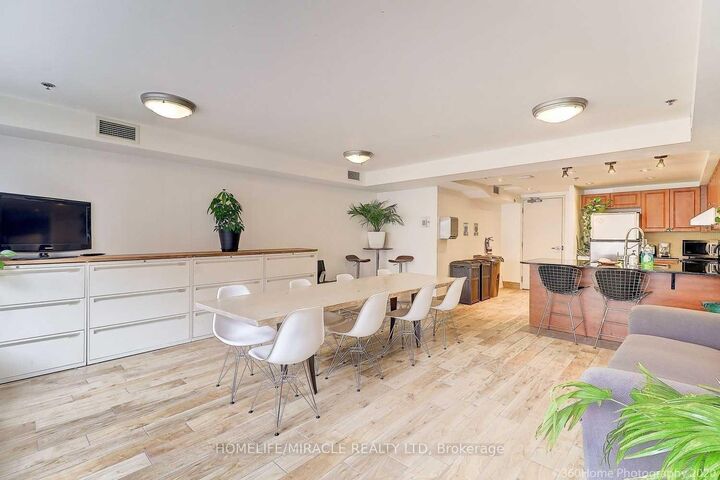 Property Photo: 225 Wellesley Street 607 ON M4X 1X8