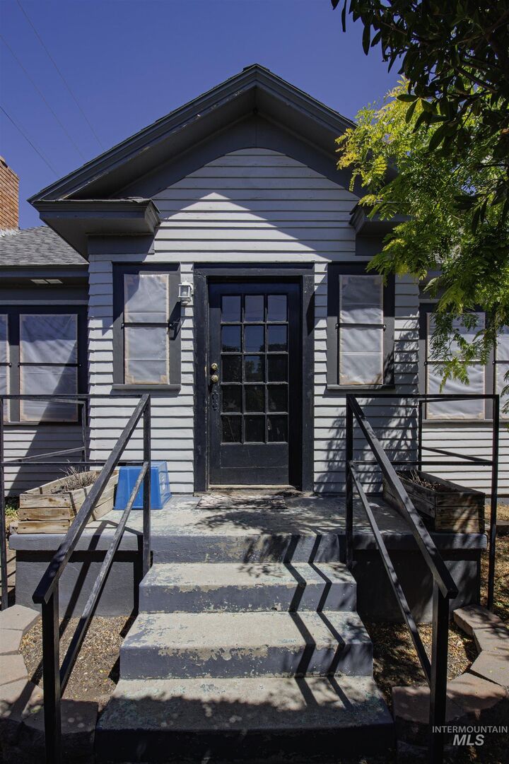 Property Photo:  161 SE 5th Ave.  OR 97914 