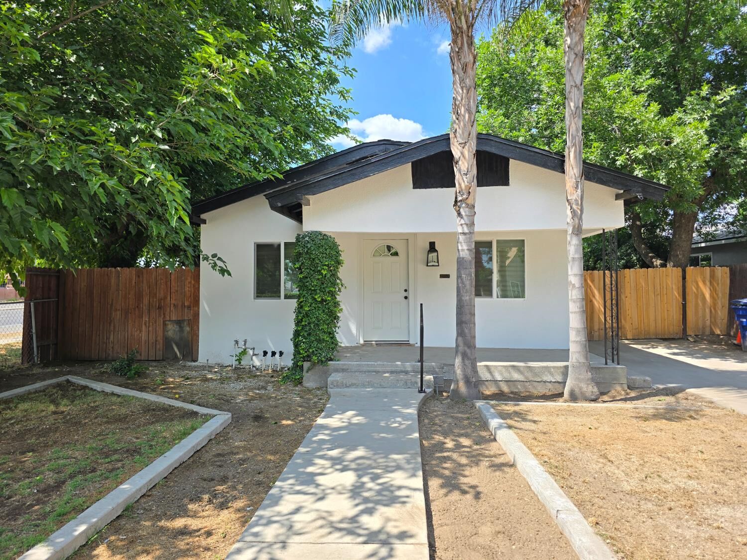 Property Photo: 4211 E Grant Avenue CA 93702