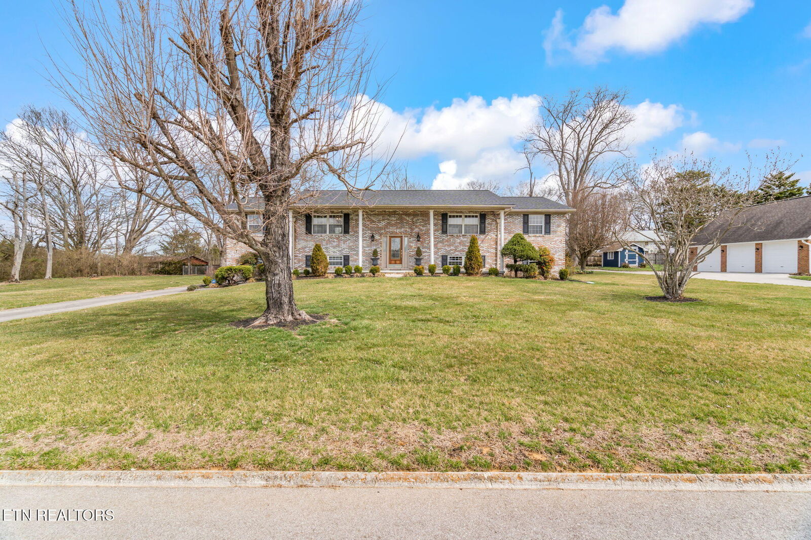 Property Photo: 608 E Grinnell Circle TN 37924