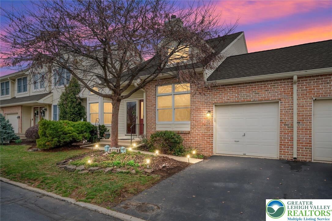 Property Photo:  275 Ridings Circle  PA 18062 