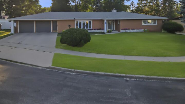 Property Photo: 1822 SW 8th St ND 58701