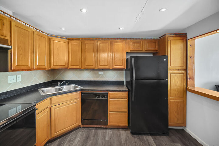 Property Photo: 11 W Green Street 606 IL 60106