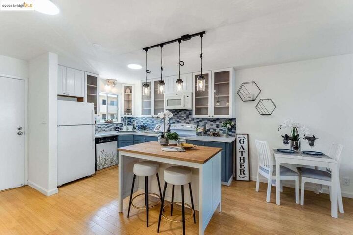 Property Photo:  325 Kitty Hawk Rd Unit 207  CA 94501 