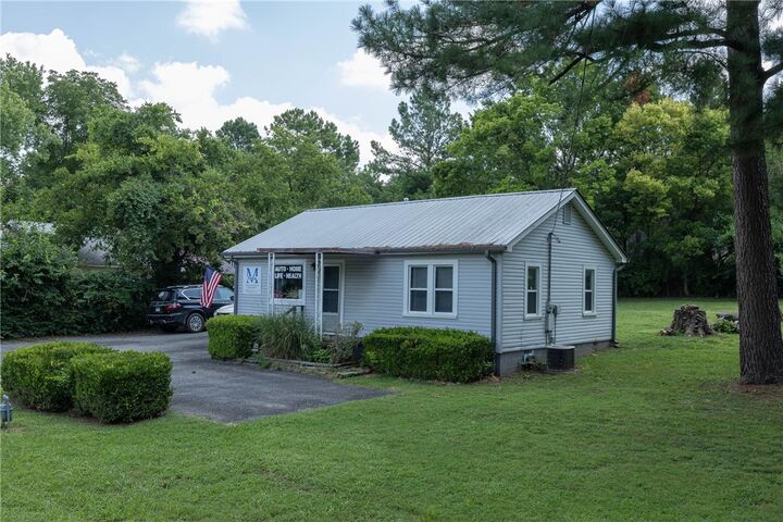 Property Photo: 1722 N Gregg Avenue AR 72703