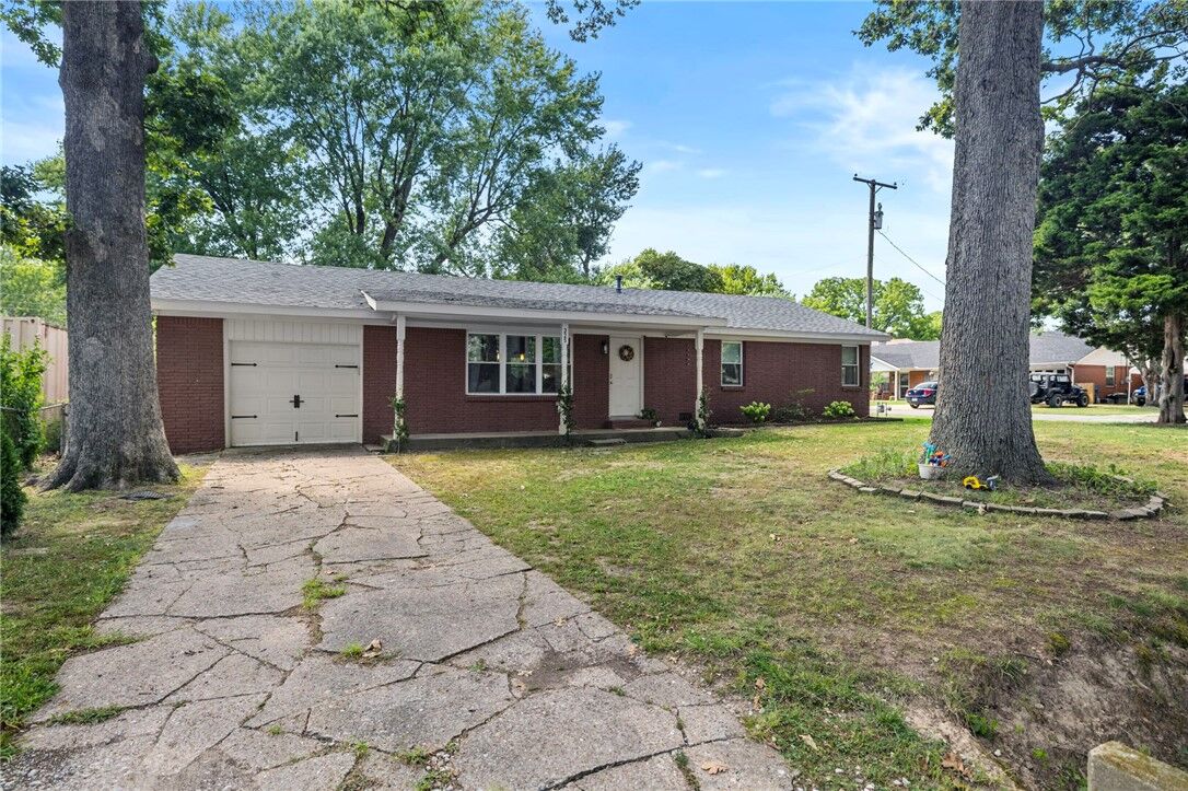 Property Photo:  325 N Byers Avenue  AR 72734 