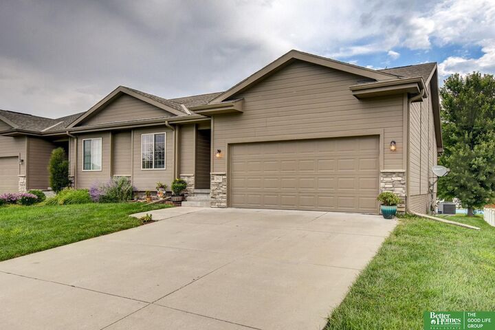 Property Photo: 2912 Lakeside Drive NE 68048