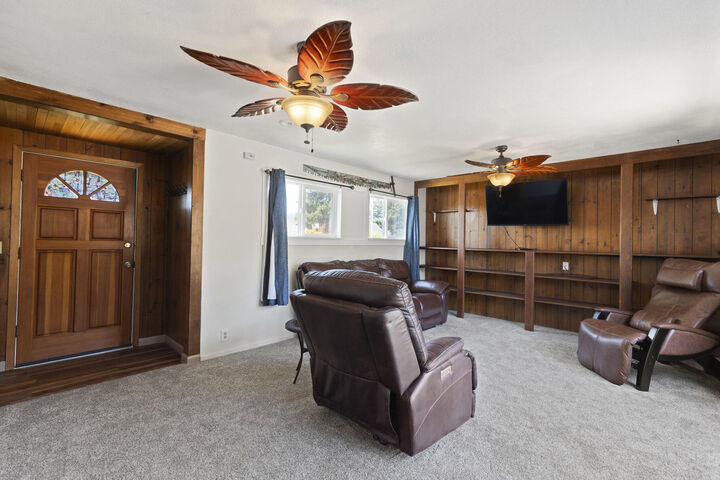 Property Photo: 929 NE 9th Street OR 97526