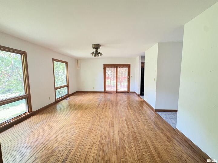 Property Photo: 400 S Oakland Avenue IL 62901