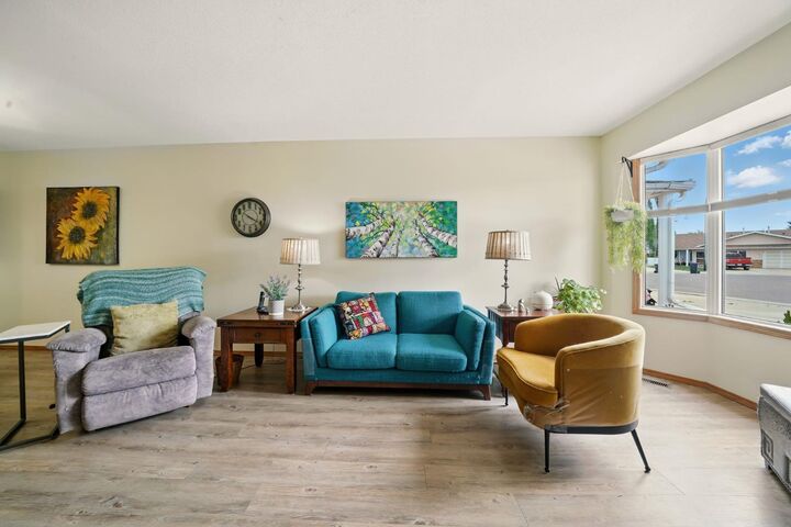 Property Photo:  38 Dale Close  AB T4R 2L5 