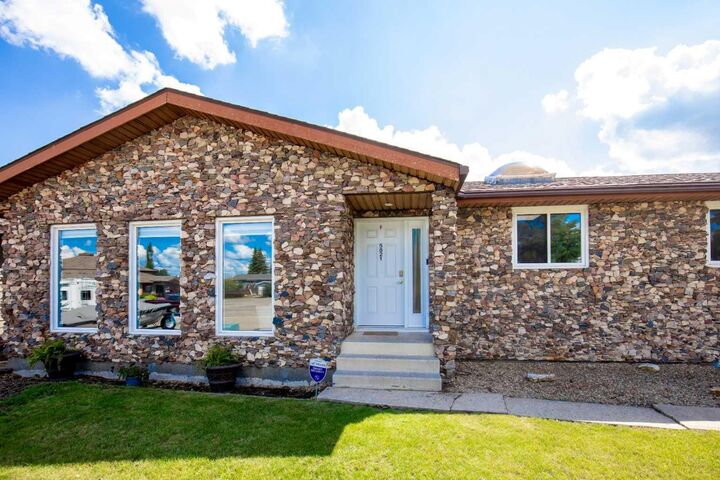 Property Photo: 5821 45 Avenue AB T4L 1M6