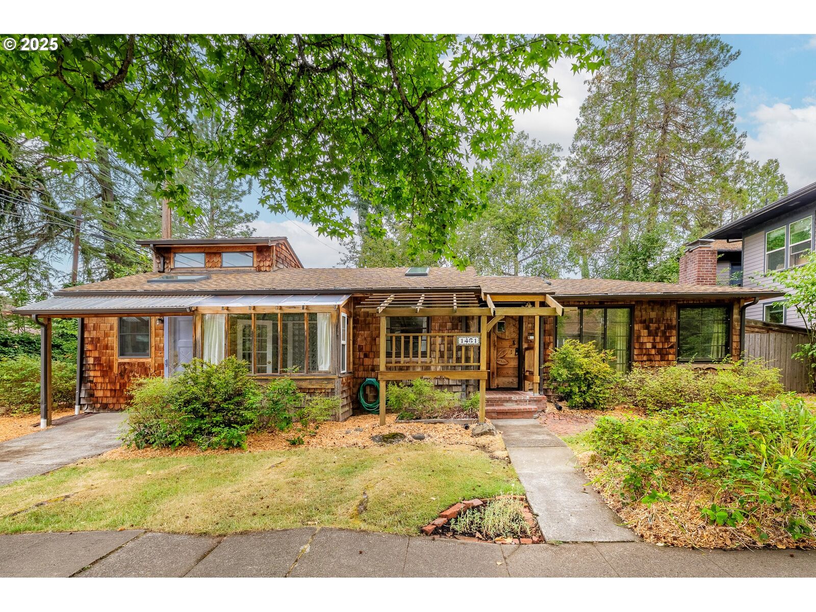 Property Photo:  1461 E 20th Ave  OR 97403 