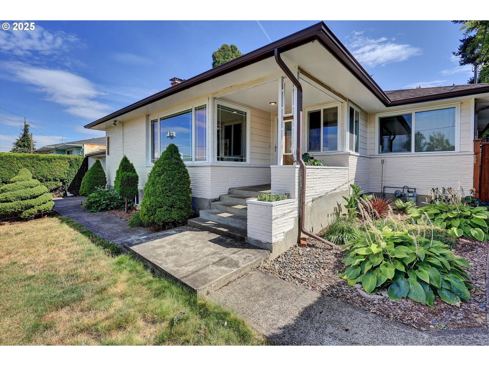 Property Photo:  3110 NE Bryant St  OR 97211