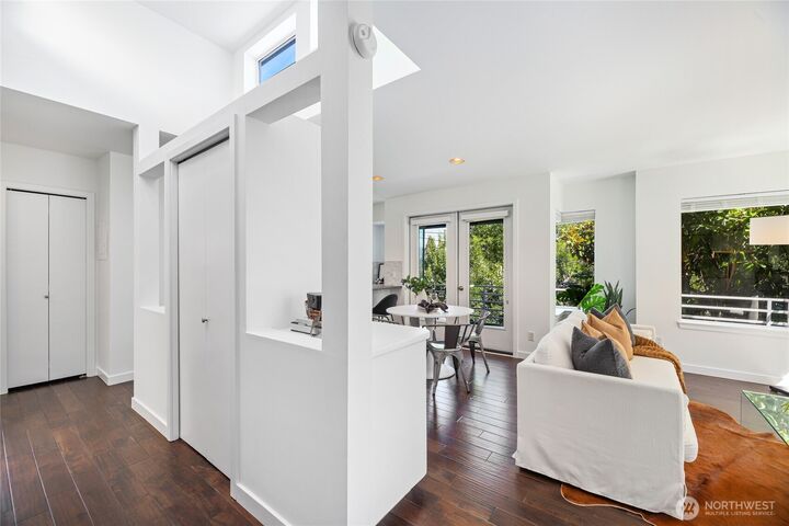 Property Photo: 3661 Albion Place N 5 WA 98103