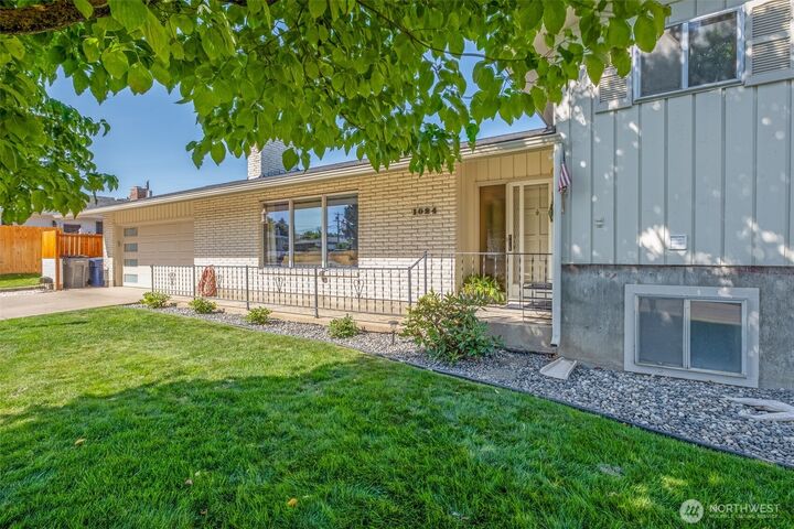 Property Photo:  1024  Glenwood Avenue  WA 98801 