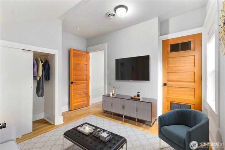 Property Photo:  1735  24th Avenue B  WA 98122 