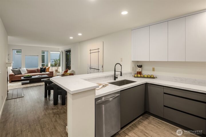 Property Photo: 600 Malden Avenue E 104 WA 98112