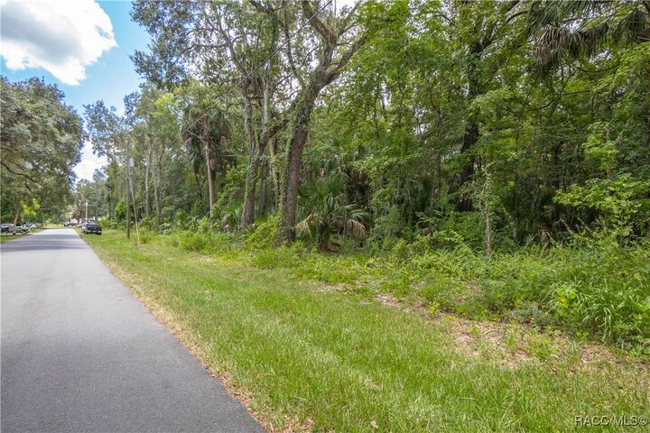 Property Photo: 402 N Robin Hood Road FL 34450