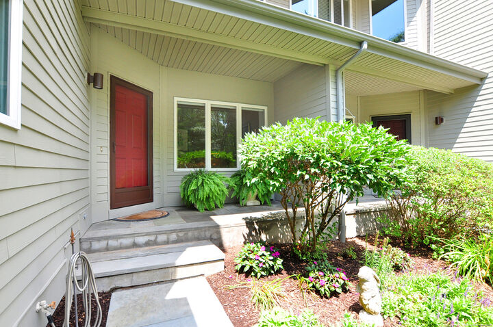 Property Photo: 11 Templeton Court 11 CT 06001