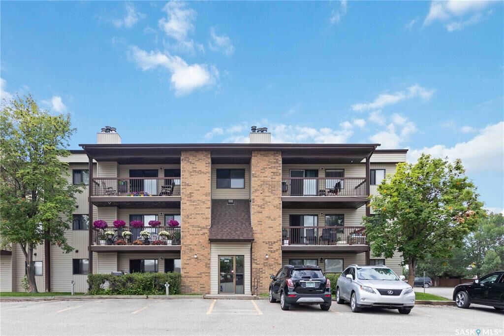 Property Photo: 305 Kingsmere Boulevard 302 SK S7J 4J6