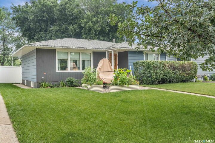 Property Photo:  1917 Cumberland Avenue S  SK S7J 1Y9 