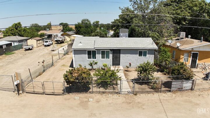 4916 Sammons Avenue  Bakersfield CA 93307 photo
