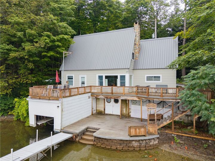 Property Photo:  81 Lindenwood Drive  NY 14572 