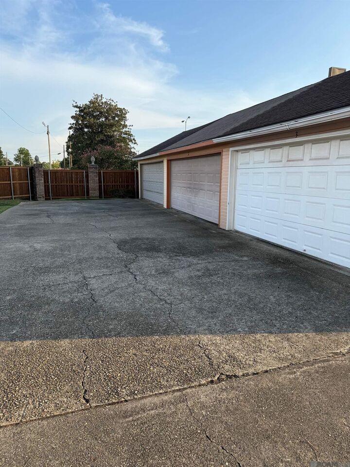 Property Photo: 152 S Foster Dr LA 70805