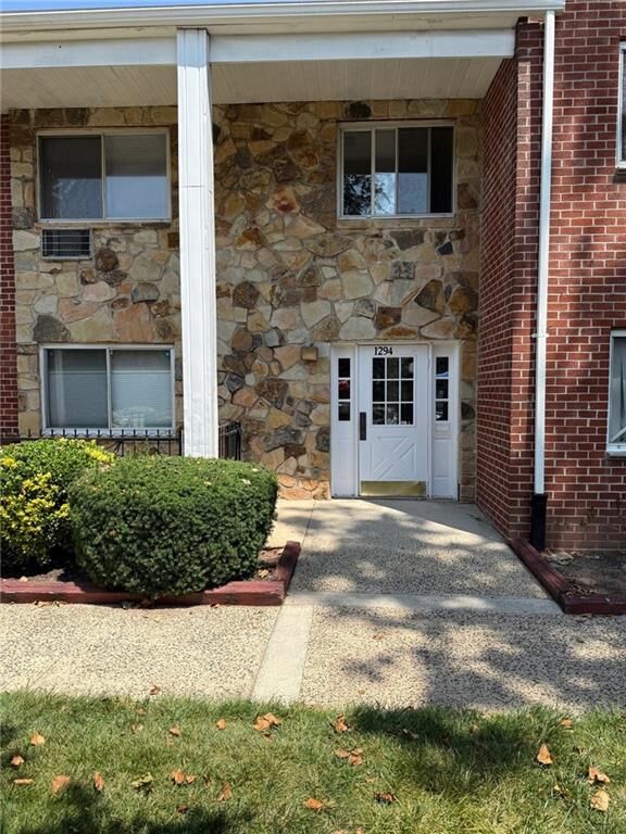 Property Photo:  1294 Rockland Avenue 1D  NY 10314 