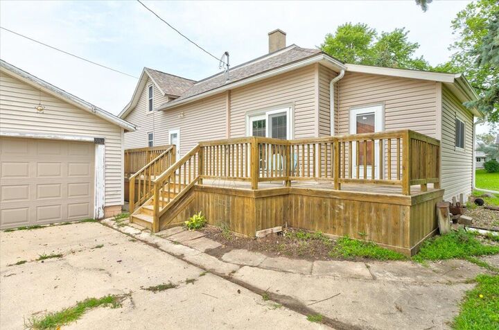 Property Photo:  631 West Street  IA 50130 