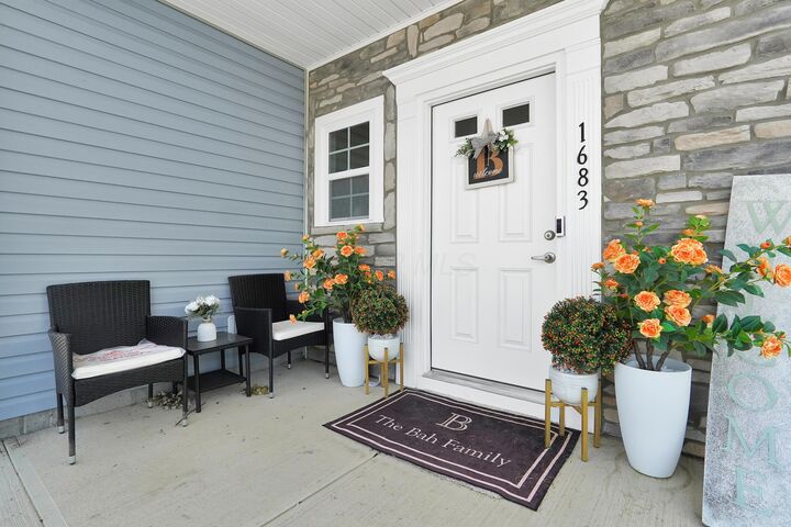 Property Photo: 1683 Lewes Castle Drive OH 43123