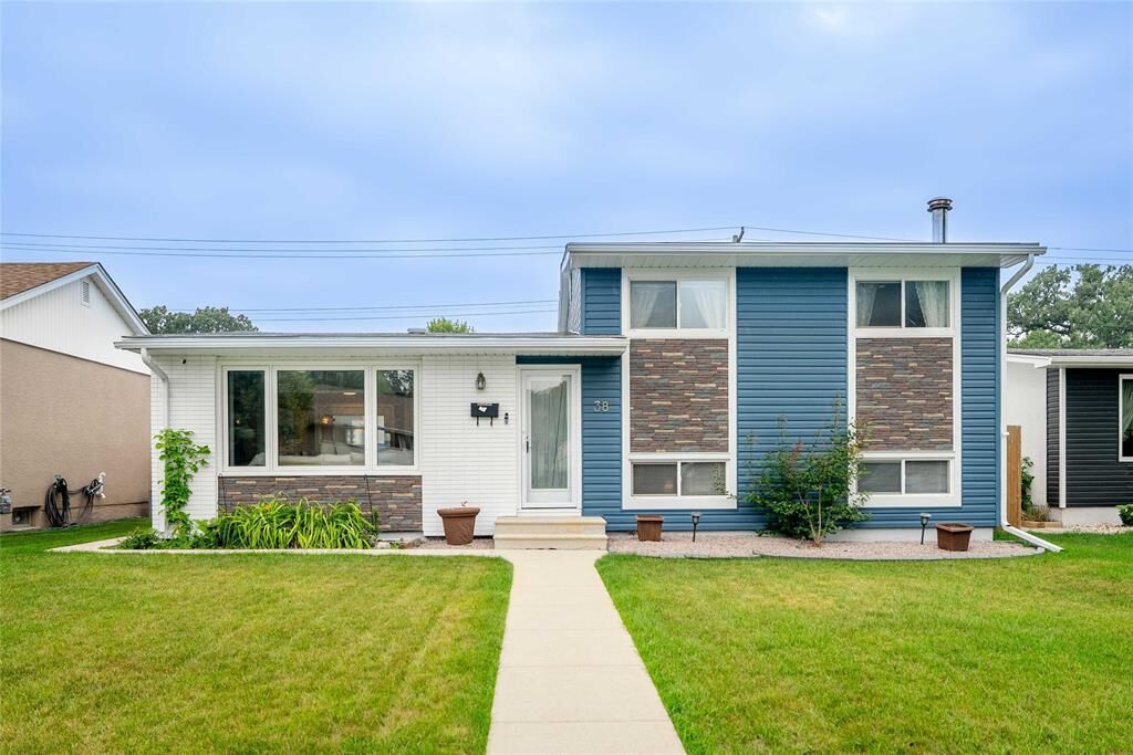 Property Photo:  38 Addison Crescent  MB R3K 1P5 
